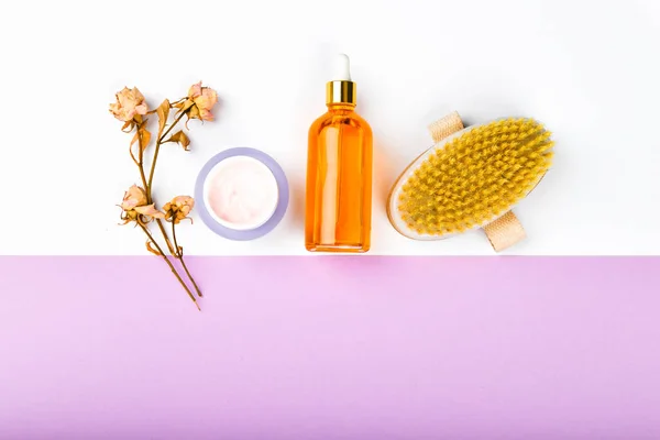 Huidverzorgingsproducten. Anti-cellulitis massage borstels. Bovenaanzicht. Massageborstel. Op een roze achtergrond. Accessoires voor massage. — Stockfoto