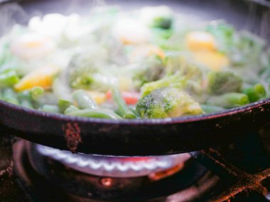 Tavada kızartılmış sebzeler. Buhar geliyor. Defoktus. Neredeyse vejetaryen. Çevre yiyecekleri.