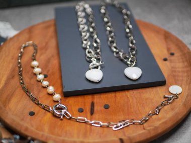 Kalp kolyeli mücevherler. Sevgililer Günü. Sevgililer Günü 'nde sevgiline çok değerli bir hediye. Değerli mücevherler. Değerli metal alışverişi. 