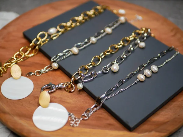 Κοσμήματα από χρυσό και ασήμι. Ημέρα του Αγίου Βαλεντίνου. Ένα πολύτιμο δώρο από την αγαπημένη σας την ημέρα του Αγίου Βαλεντίνου. πολύτιμα κοσμήματα. Αγορές πολύτιμων μετάλλων. — Φωτογραφία Αρχείου
