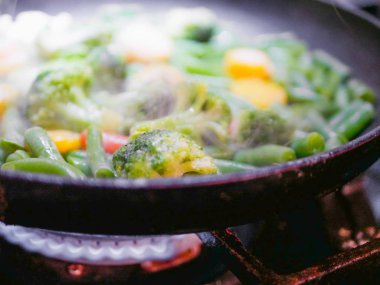 Tavada kızartılmış sebzeler. Buhar geliyor. Defoktus. Neredeyse vejetaryen. Çevre yiyecekleri.