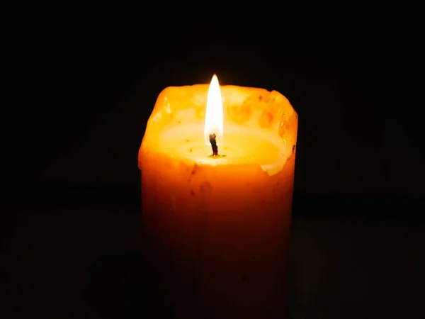 Vela en un fondo oscuro. Ardiente de velas durante el festival de la luz. Vela en el fondo oscuro. —  Fotos de Stock