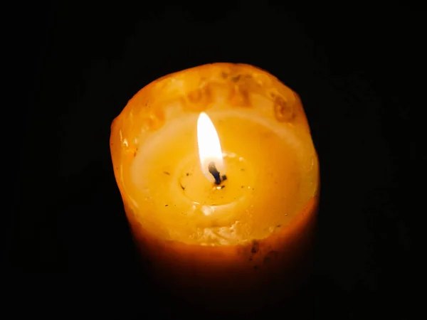 Vela en un fondo oscuro. Ardiente de velas durante el festival de la luz. Vela en el fondo oscuro. —  Fotos de Stock