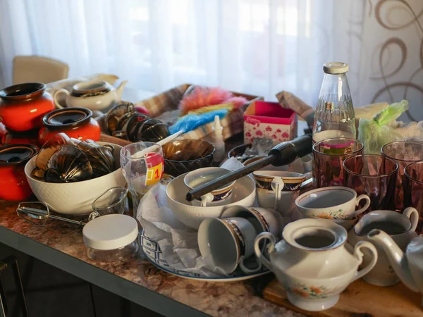 Na stole je spousta různých jídel. Ten nepořádek na stole. — Stock fotografie