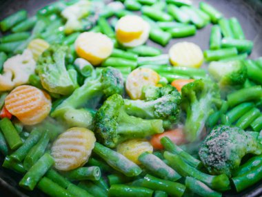 Tavada kızartılmış sebzeler. Buhar geliyor. Defoktus. Neredeyse vejetaryen. Çevre yiyecekleri.