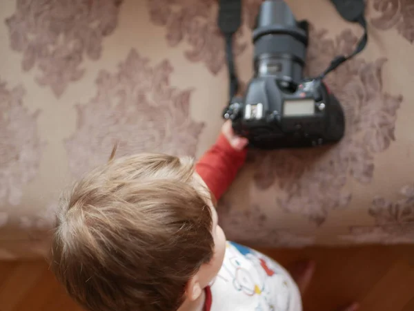 Babyboy und Kamera. junger Fotograf. Professionelle Kamera. — Stockfoto