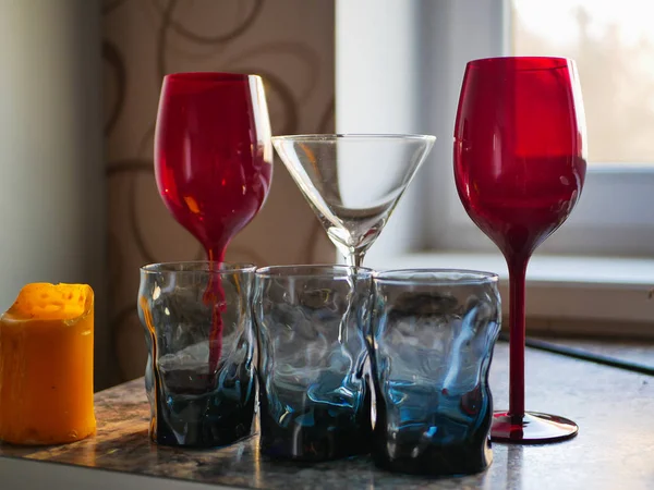 Gafas para las vacaciones. Vidrios multicolores. En cuanto al champán y el vino. forma inusual. — Foto de Stock