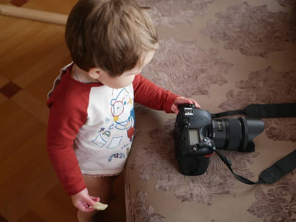 Baby jongen en camera. Jonge fotograaf. Professionele camera. — Stockfoto