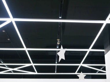 Mağazanın parlayan tavanları. Arka ışığı sakla. Aydınlatıcının İçindeki Element 