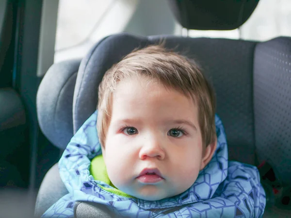 Kind im Autositz. Kindersicherheit im Kindersitz im Schlaf. — Stockfoto
