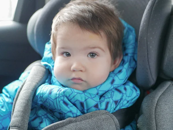 Kind im Autositz. Kindersicherheit im Kindersitz im Schlaf. — Stockfoto