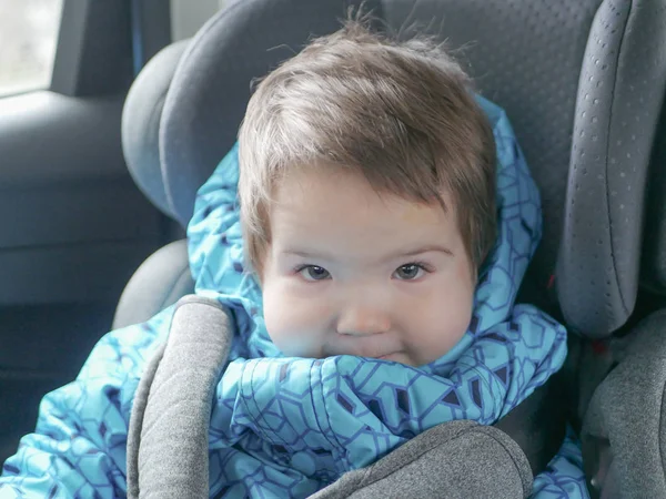 Kind in een autostoeltje. Veiligheid van het kind in het kinderzitje tijdens de slaap. — Stockfoto