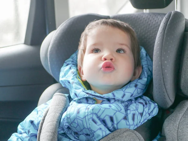 車の座席で子供を食いしばる。睡眠中のチャイルドシートの子供の安全性. — ストック写真