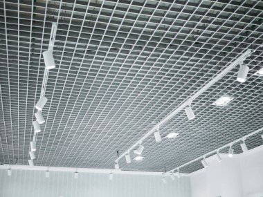 Mağazanın parlayan tavanları. Arka ışığı sakla. Aydınlatıcının İçindeki Element 