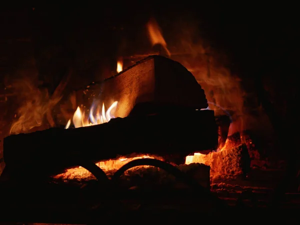Fire in the fireplace in the dark. Burning logs in a fireplace — Stock Photo, Image