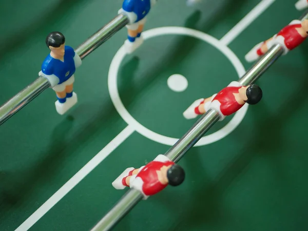Τραπέζι ποδοσφαίρου. Ένα παιχνίδι επιτραπέζιου ποδοσφαίρου. Ψυχαγωγία για την εταιρεία — Φωτογραφία Αρχείου