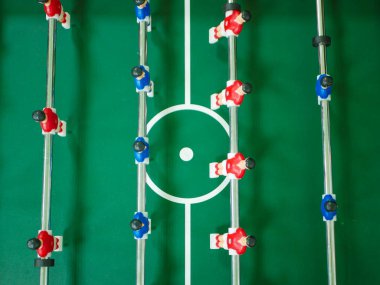 Masa futbolu. Bir masa futbolu maçı. Şirket için eğlence.