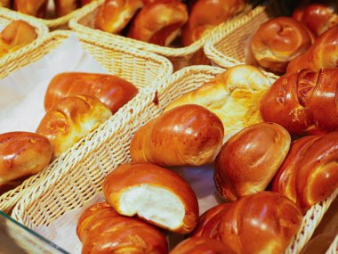 Bir perakende mağazasında fırınlanmış mallar. Çeşitli hamur işleri, fırın, temel gıda, tazelik ve çeşitli mallar için fotoğraf ikonu. Beslenme, hamur işi.