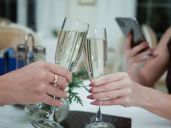 Meninas colam óculos com champanhe. Close-up. óculos okayetsya com champanhe. As pessoas bebem. — Fotografia de Stock