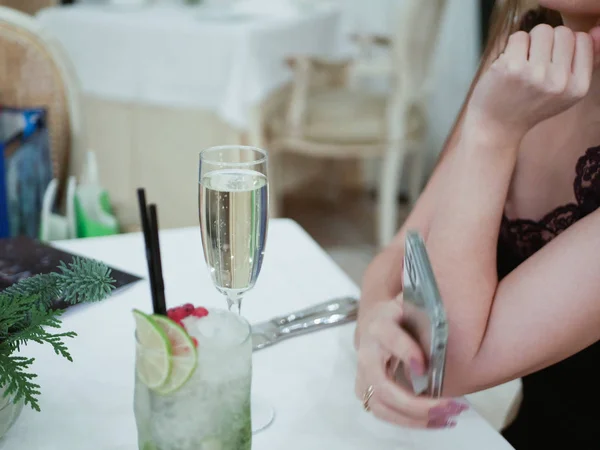 Chica sentada en un restaurante con bebidas a la mesa — Foto de Stock