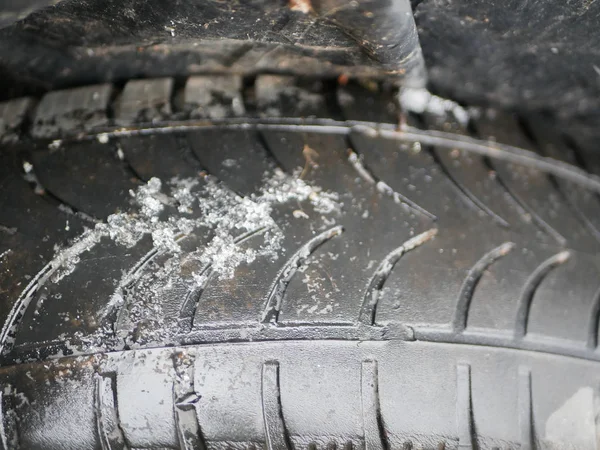 磨损的冬季轮胎。机械师检查车库里的旧轮胎和磨损的轮胎，然后在冬季和夏季长途旅行，以确保轮胎的安全。-旧轮胎的近距离清理 — 图库照片