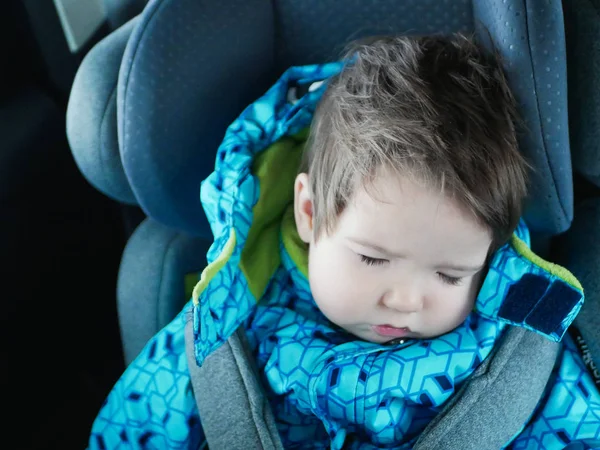 Śpiące dziecko jeździ na foteliku. Szczęśliwej przejażdżki w samochodzie. bezpieczeństwo dzieci. Cute boy śpi w samochodzie w foteliku dla dziecka — Zdjęcie stockowe