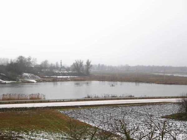 Jezero a tající sníh. konec zimního páru — Stock fotografie