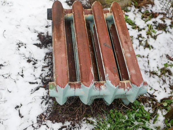 Batterieheizung im Schnee. Gefrorene Heizkörper. Keine Heizung. Ende der Heizsaison. Hitze weg. — Stockfoto