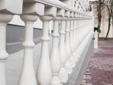 Beyaz korkuluklar. Güzel klasik beyaz beton balkon korkulukları..