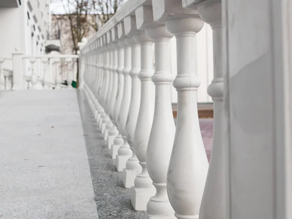 Белые перила. Винтажные белые бетонные перила балкона. — стоковое фото