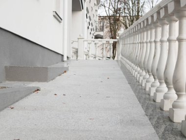 Beyaz korkuluklar. Güzel klasik beyaz beton balkon korkulukları..