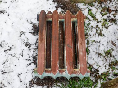 Karda pil ısınıyor. Donmuş ısıtma radyatörü. Isıtma yok. Isıtma sezonunun sonu. Isı kapalı..