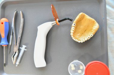Dişçi sınıfının içi. Tıp fakültesindeki modern bir sınıfta dişçi aletleri.