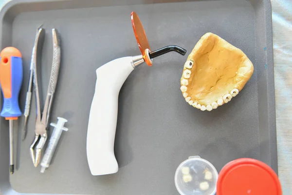 Aula dental en el interior. Herramientas para los dentistas en un aula moderna en la universidad médica — Foto de Stock