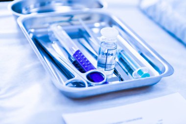 Cerrahi eğitim aletleri. Tümör alınıyor. Doku uzatmak için eğitim kursu. Çocuklar ve cerrah. Hiruggi öğretiyorum..