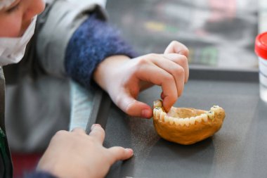 Takma dişle antrenman. Diş hekimliği eğitimi. Çocuklar ve bir dişçi. Dişçilik öğretmenliği. Dişçide eğitim..