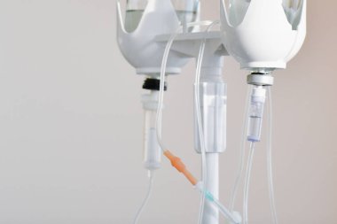 Hastaya bir damlatıcı yerleştirildi. Hastaya bir damlatıcı takmayı öğreniyoruz. Tuzlu damlatıcı. Tıp öğretiyorum. Kurtarma operasyonu. Hemşirelik dersinde..