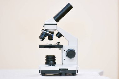 Arka planda mikroskop var. Siyah beyaz mikroskop. Kanser hücrelerini arayın. Tıp Fakültesi 'nde. Kurtuluş kavramı.