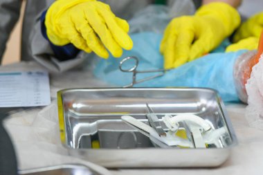 Geleceğin genç cerrahları. Çocuklara yönelik ilaçlara ilgi. Tıp önlüklü çocuklar. Tıbbi eğitim. KHARKOV, UKRAINE - 20 HAZİRAN 2020