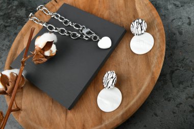 Kadınlar için gümüş el yapımı mücevherler. Gümüş zincirli kalp şeklinde bir kolye. Sevgililer Günü için dekorasyon. Ahşap arka planda zincirler. Yukarıdan görüntüle.