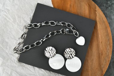 Ahşap zemin üzerinde gümüş ürün zincirleri. Ahşap zemin üzerinde gümüş ürün zincirleri