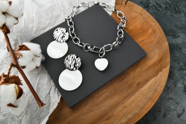 Gümüş zincirli, kalp şeklinde bir kolye. Tüm aşıkların günü için süslemeler. Tahta arka planda zincirler. Yukarıdan görüntüle. 