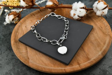 Ahşap zemin üzerinde gümüş ürün zincirleri. Ahşap zemin üzerinde gümüş ürün zincirleri