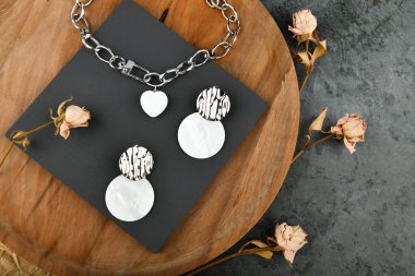 Gümüş zincirli, kalp şeklinde bir kolye. Tüm aşıkların günü için süslemeler. Tahta arka planda zincirler. Yukarıdan görüntüle. 