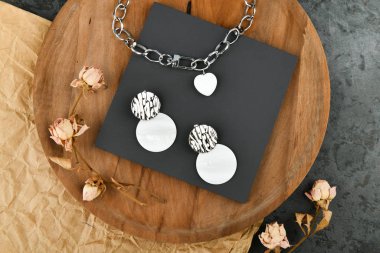 Ahşap zemin üzerinde gümüş ürün zincirleri. Ahşap zemin üzerinde gümüş ürün zincirleri