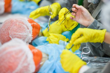 Bir manken üzerinde eğitim operasyonu, yakın plan. Çocuklara yönelik ilaçlara ilgi. Tıp önlüklü çocuklar. Tıbbi eğitim. KHARKOV, UKRAINE - 20 HAZİRAN 2020