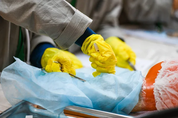 Bir manken üzerinde eğitim operasyonu, yakın plan. Çocuklara yönelik ilaçlara ilgi. Tıp önlüklü çocuklar. Tıbbi eğitim. KHARKOV, UKRAINE - 20 HAZİRAN 2020