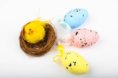 Sarı tavuk, beyaz arka planda. Yukarıdan bak. Düz yatıyordu. Sepetteki sarı kuş. Komik alet. Paskalya.