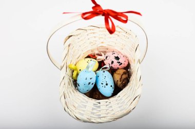 Yumurtalı Paskalya sepeti. Beyaz arka planda. Yukarıdan bak. Düz yatıyordu.