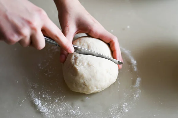 Cozimento de Páscoa. A fazer bolo de Páscoa. Preparação manual da massa . — Fotografia de Stock